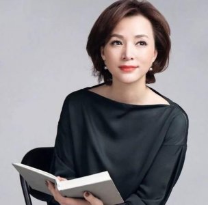 ​董卿年龄个人资料简介，主持人董卿的照片