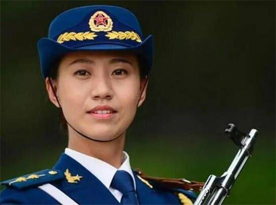 她是中国最委屈的仪仗队队长，阅兵前夕长高1.8厘米，被临时换下