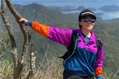 ​刘嘉玲晒素颜登山照 社交软件更新动态身材气色都好