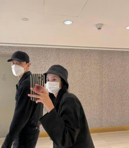 ​李光洁隋雨蒙夫妇晒合照秀恩爱，引起网友热议