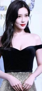 ​“北影校花”孟子义红毯写真，低胸长裙显得妩媚大气