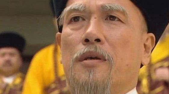 他是金庸笔下最残忍的父亲，毁了女儿的幸福，还把女儿活埋了