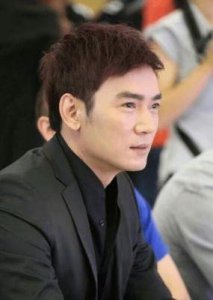 ​55岁焦恩俊近况曝光：长发披肩身材壮硕的演员，因三年无戏可拍而沉溺于摄影