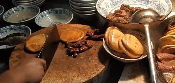 北京最有名的一碗卤煮火烧，25块一大份，顾客：吃一口忘不了！