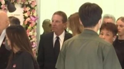 ​李玟丈夫 Bruce 与女儿乘车抵达灵堂 韩红萧亚轩现身悼念