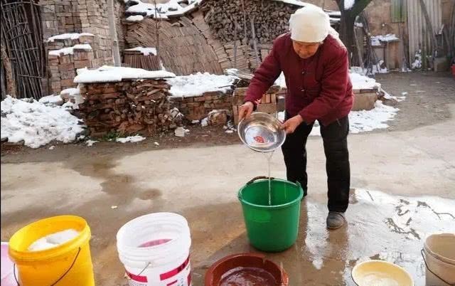 雪水怎么保存不变质（让冬天雪水保存不变质的小技巧）