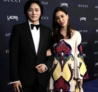 ​张东健照片年轻时照片(张东健与太太挽手走红毯)