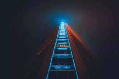 ​梦见自己从高处摔下有什么预兆（梦见自己从高空坠落）