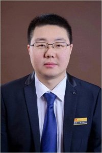 ​郭小鹏，电视剧《黑冰》中的男主角，海州药业董事长、大毒枭。