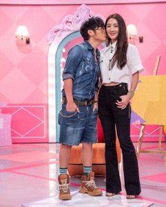 曹格妻子近照,毛衫配牛仔裤减龄又淑女,同框11岁女儿好似姐妹俩