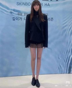 ​元彬老婆李奈映出席活动，路人晒偶遇生图，超绝大长腿抢镜