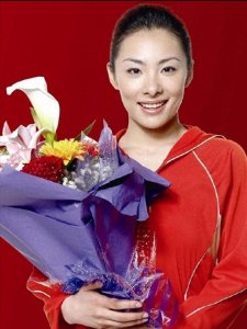 ​刘璇全家福曝光，怀抱女儿依偎丈夫满脸幸福，46岁老公逆生长好帅
