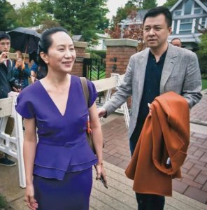 ​孟晚舟与老公相拥现身！老公温润如玉气质儒雅，甘愿做妻子小跟班