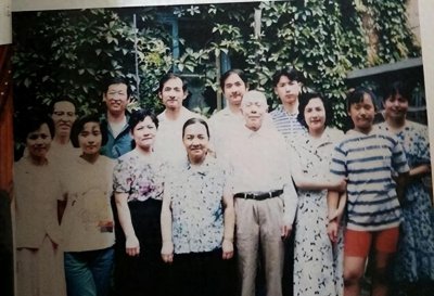 ​他是最年轻开国中将，38岁任总后勤部参谋长，妻子也是板中女杰