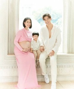 ​泰星Push推哥妻子怀二胎 晒全家福庆祝结婚六周年
