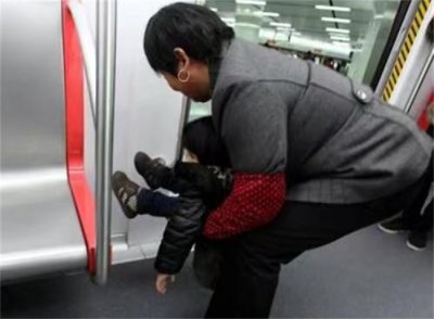 ​家长带娃在地铁车厢小便，这种行为该不该受到谴责？