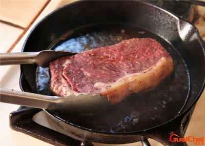 ​煎牛排用什么油好吃又嫩？煎牛排用什么油煎比较好