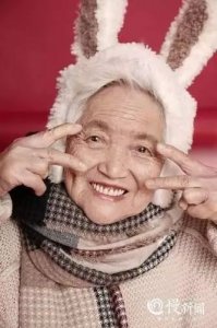 ​兔耳朵、剪刀手！87岁老奶奶拍少女写真！网友：可爱不分年龄