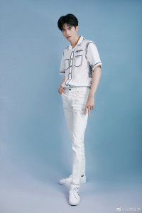 ​闫桉最新写真，白色系穿搭清爽干净，搭配金属项链
