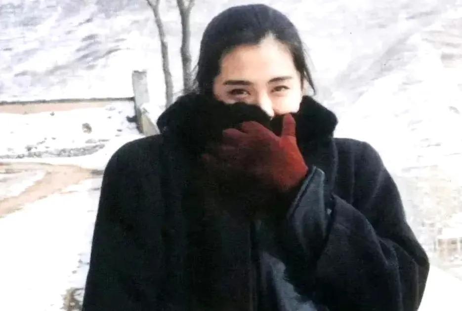 王祖贤颜值巅峰期有多美，天王们都为她争先恐后！