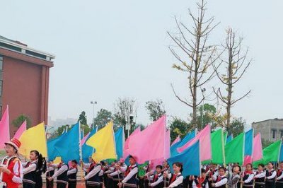 ​红旗飘飘彩旗不倒什么意思
