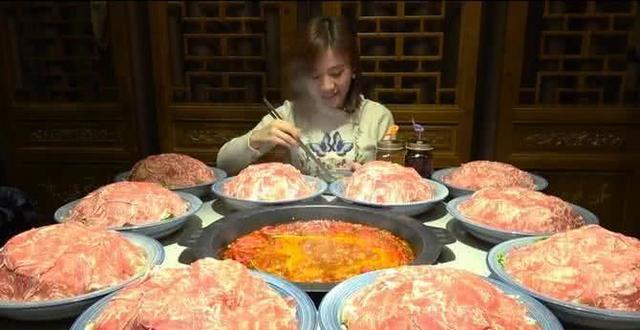 大胃王密子君最坑的一次直播,满满的十盘肉你也能吃得下