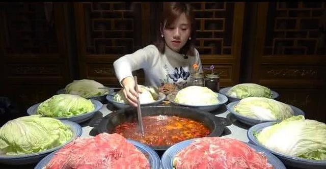 大胃王密子君最坑的一次直播,满满的十盘肉你也能吃得下