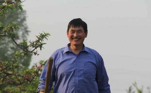 大衣哥微博发声,被村民锁喉,法式豪宅没有买