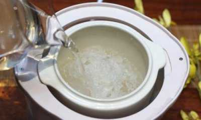 ​炖燕窝加冷水炖还是热水,燕窝是水开了放还是不开放