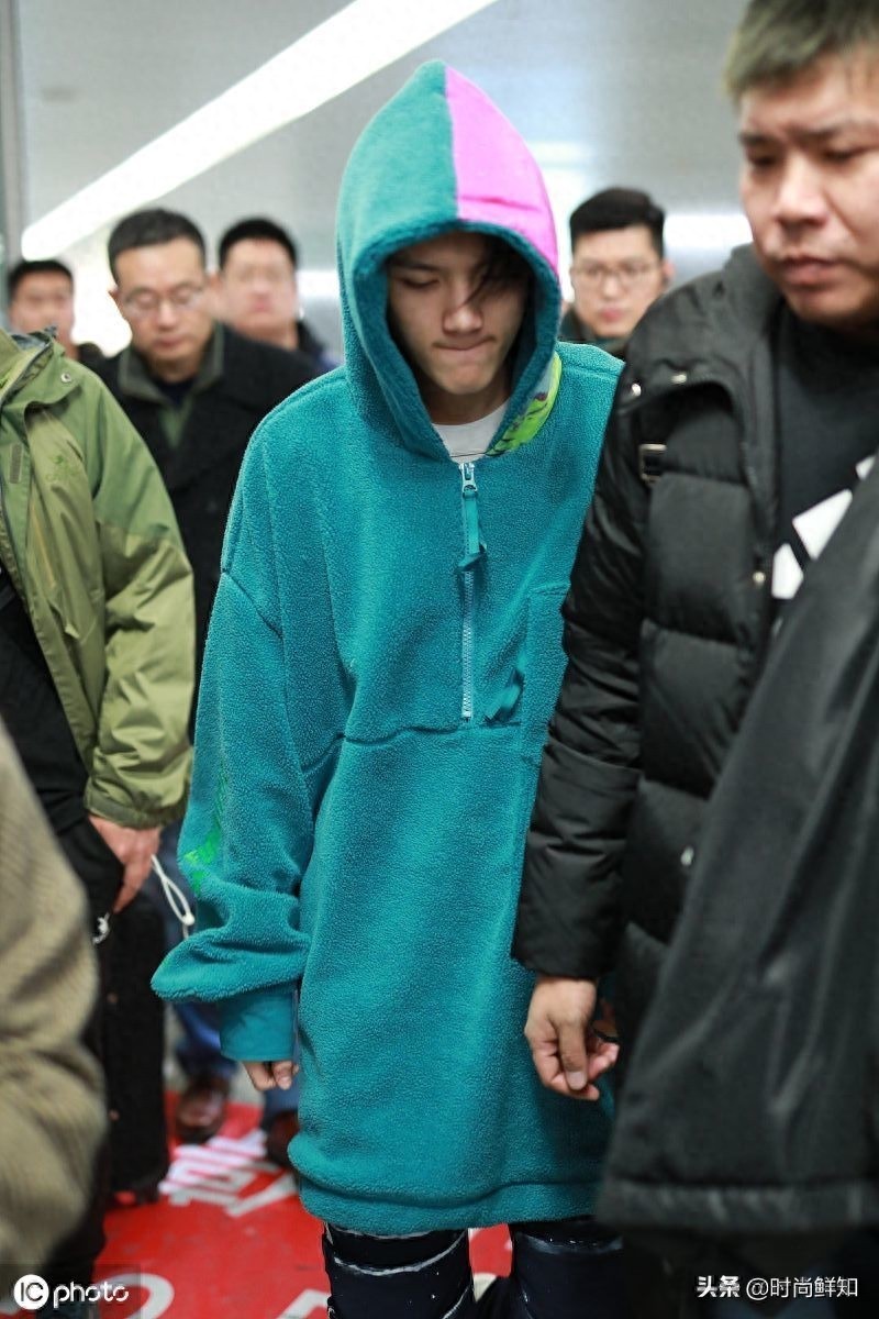 人气王！灵超穿潮装秒变机场最帅，迷妹簇拥人气旺