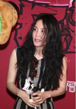 窦靖童下巴那条线是啥（窦靖童下巴纹了一条线）