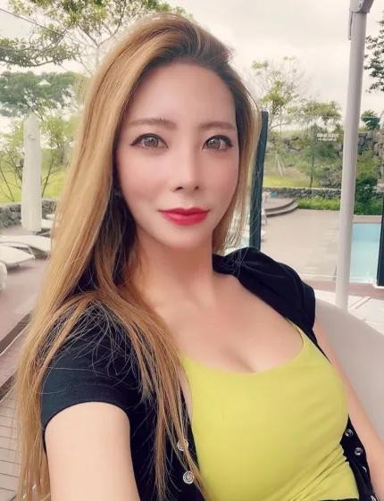 金泰宇结婚（ 金泰宇老婆金爱丽晒名牌包包和泳装照）
