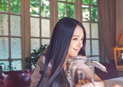 ​郭碧婷生日，向佐守着时间送生日祝福，与向太生日相差一天真有缘