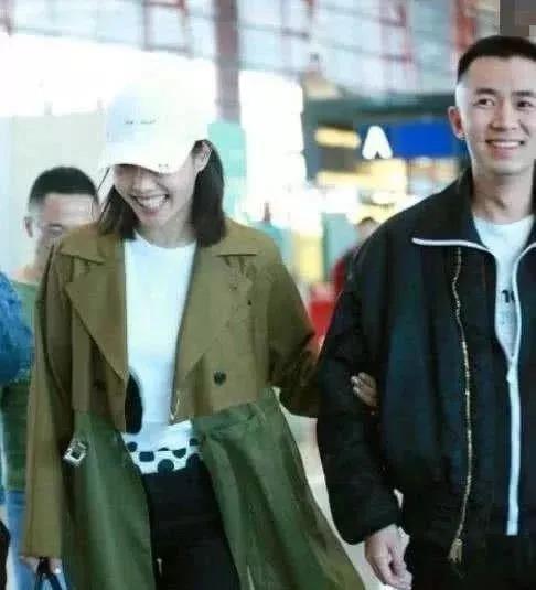 白百何“一指禅”的男主角现身了, 两人在机场公然秀起恩爱