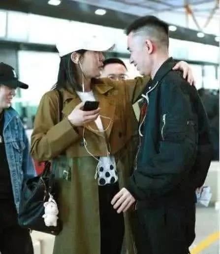 白百何“一指禅”的男主角现身了, 两人在机场公然秀起恩爱