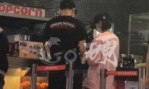 任嘉伦与女友.jpg