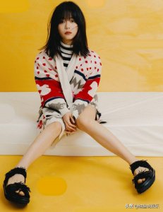 ​31岁谭松韵永远都有少女感，甜酷女孩气质抢镜，坐在地上满脸无辜