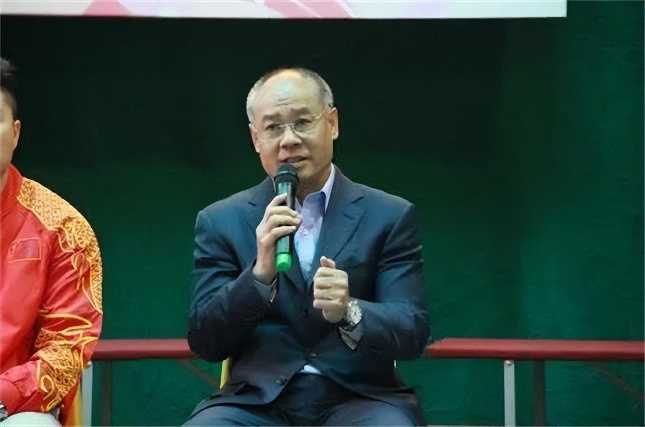 李宁简介个人资料（“体操王子”李宁身价百亿，58岁头发脱落，59岁妻子仍风韵犹存）