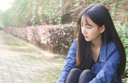 如何暗示女生自己喜欢她