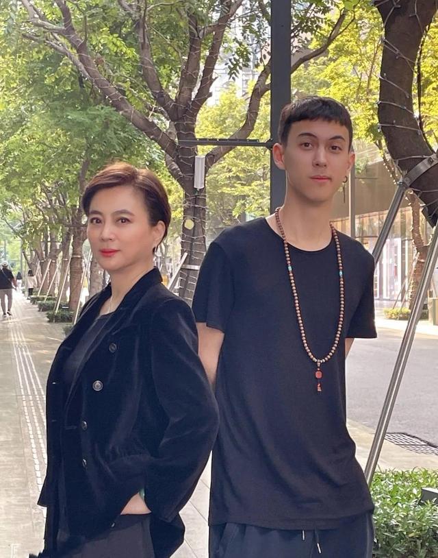 李玲玉和外国老公离婚了吗（李玲玉不顾家人反对）(19)