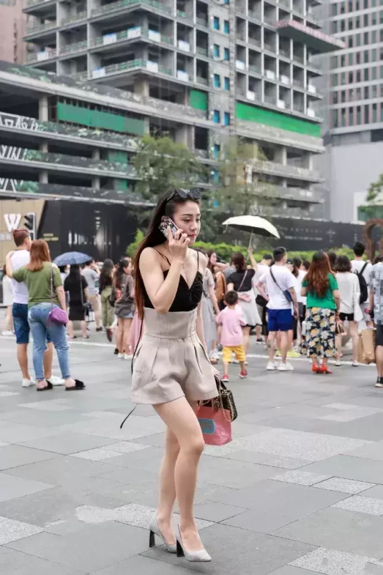 精致美女街拍高清图片（浪漫优雅的美女街拍美图合集）