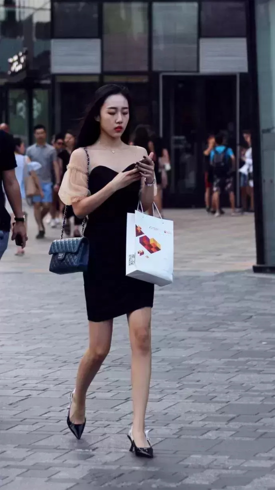 精致美女街拍高清图片（浪漫优雅的美女街拍美图合集）