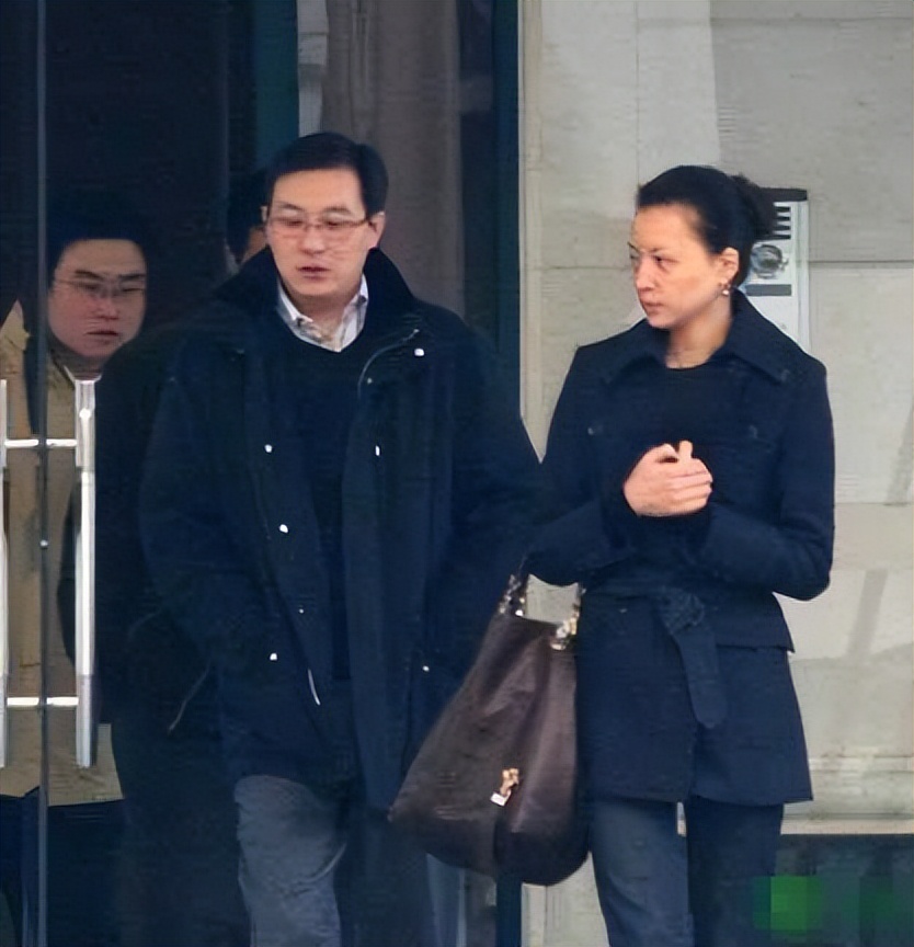 董卿丈夫失去联系半年，公司退市，百亿富翁梦破上海滩