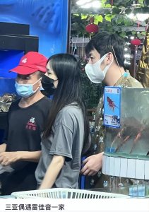 ​40岁雷佳音，穿7000元短袖9500元短裤，带绝美老婆度假被说像女儿