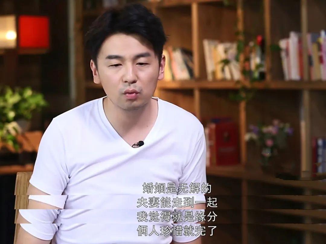 0岁雷佳音，穿7000元短袖9500元短裤，带绝美老婆度假被说像女儿