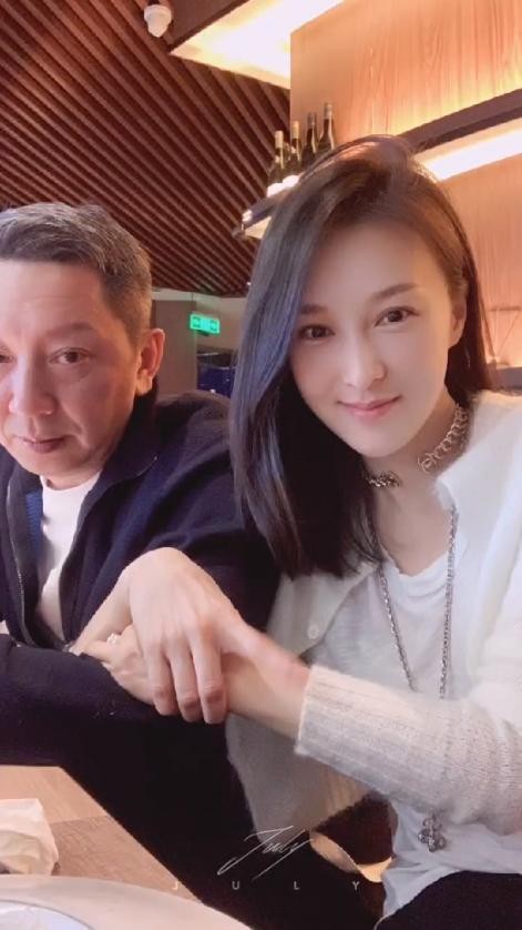 乐珈彤晒全家福手挽富豪老公甜蜜十足（乐珈彤老公是谁）
