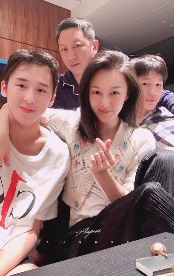 乐珈彤晒全家福手挽富豪老公甜蜜十足（乐珈彤老公是谁）