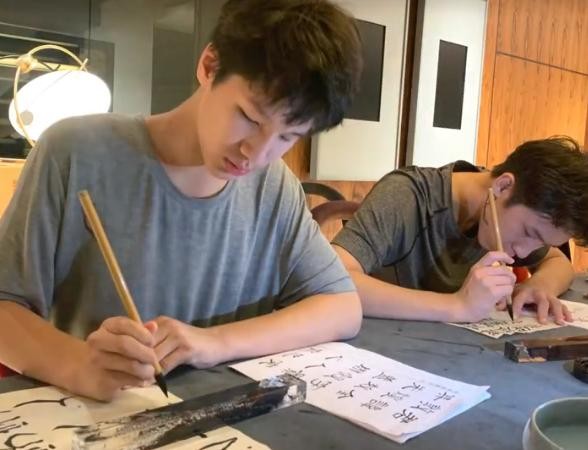 乐珈彤晒全家福手挽富豪老公甜蜜十足（乐珈彤老公是谁）