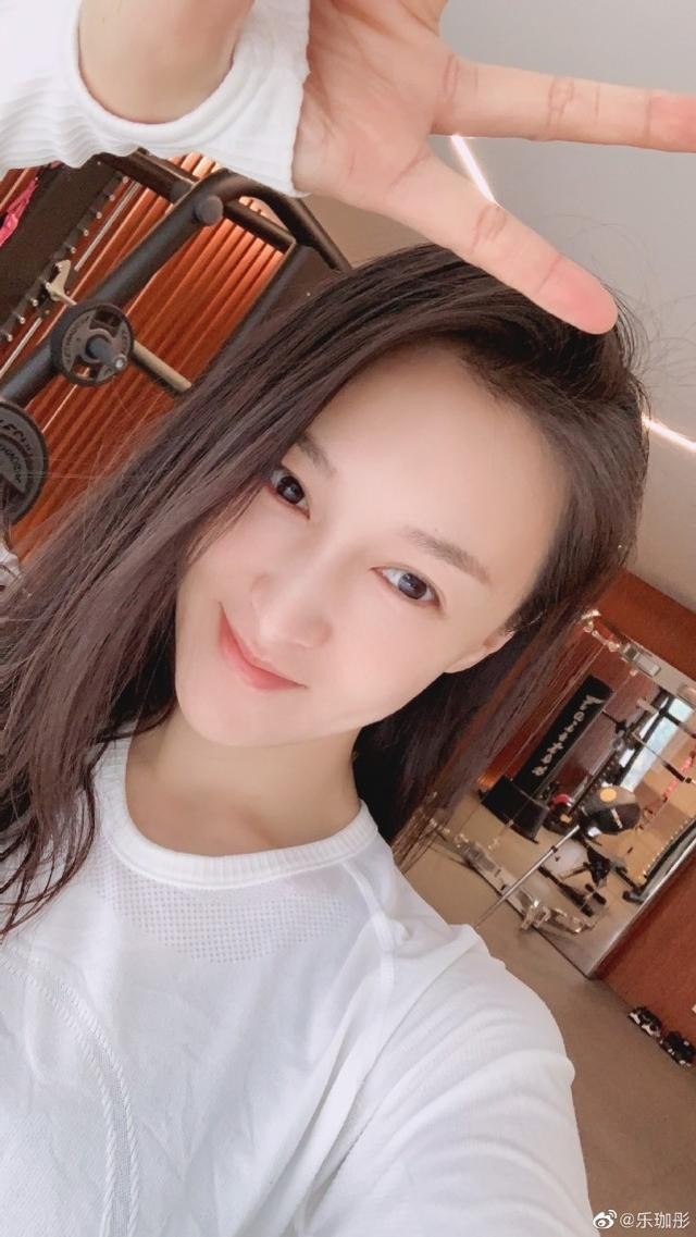 乐珈彤晒全家福手挽富豪老公甜蜜十足（乐珈彤老公是谁）