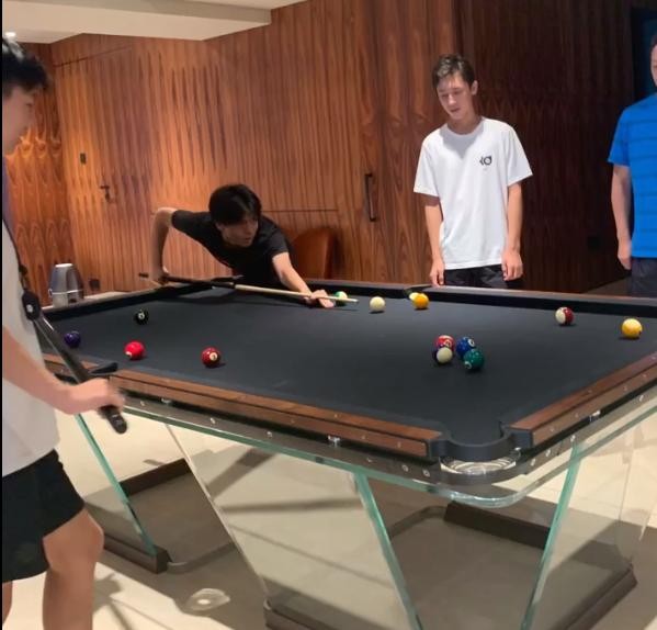 乐珈彤晒全家福手挽富豪老公甜蜜十足（乐珈彤老公是谁）